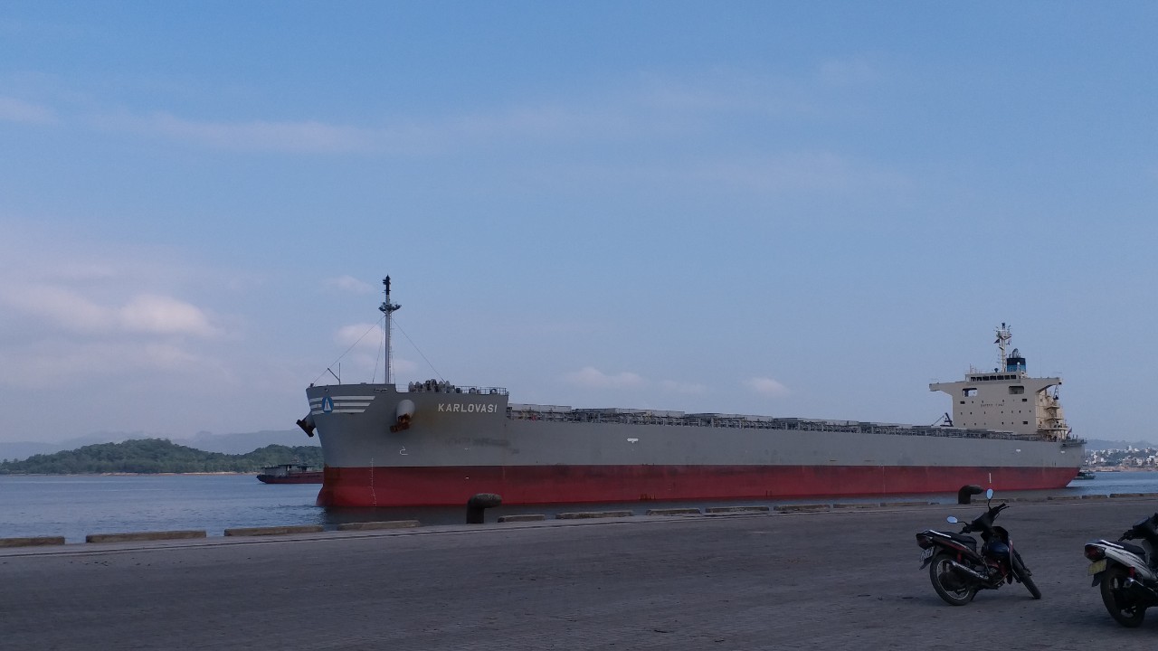 Tầu KARLOVASI ngô cảng Cái Lân