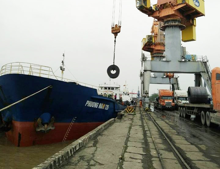 Tàu Phương Nam 126 hàng tôn cuộn cảng Hoàng Diệu