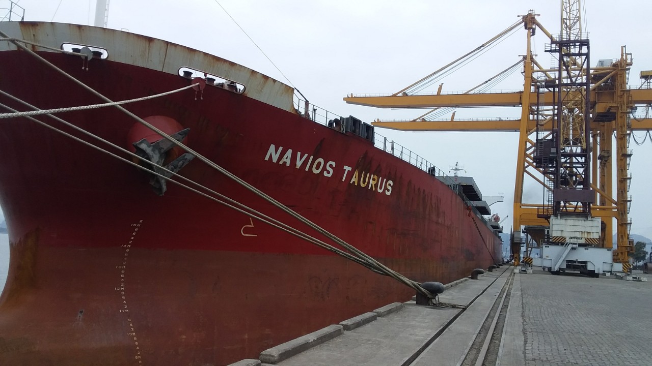 Tầu NAVIOS TAURUS Ngô cảng Cái Lân