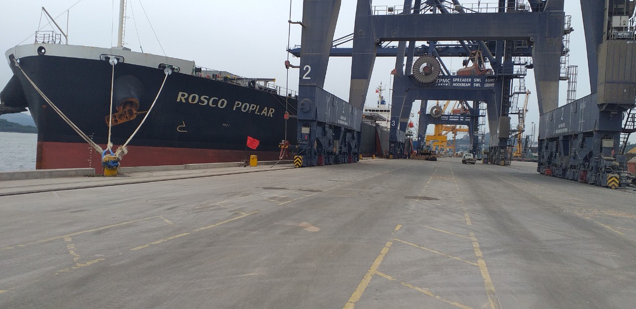 Hai tầu ROSCO POPLAR + CAP FERRAT Ngô và Khô Đậu Cảng CICT